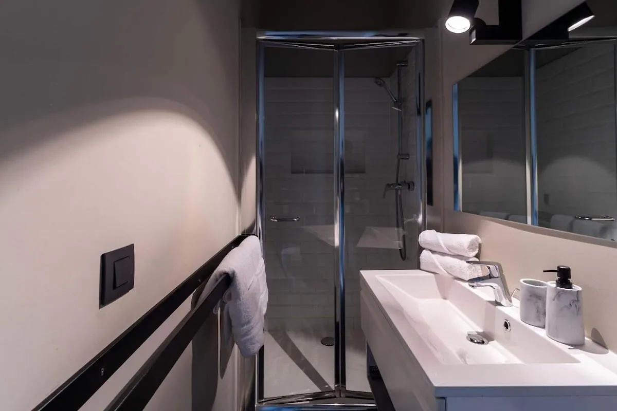 Elegant Balcony Suite Antwerp Apartment